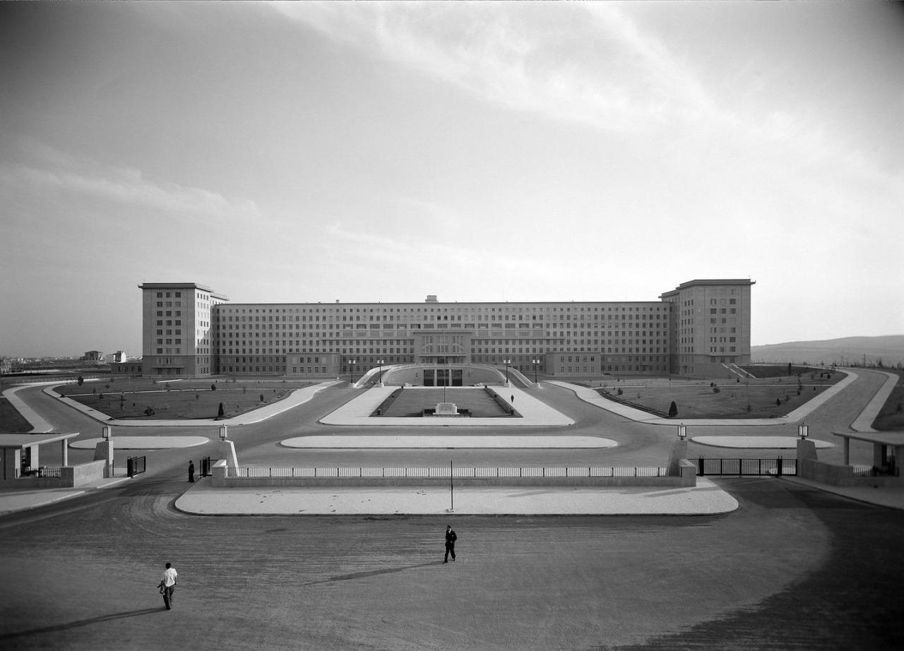 Archillect ID 245976