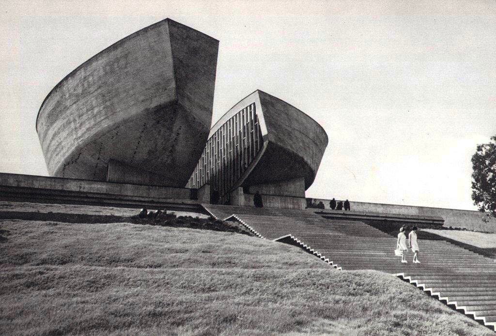 Archillect ID 370599