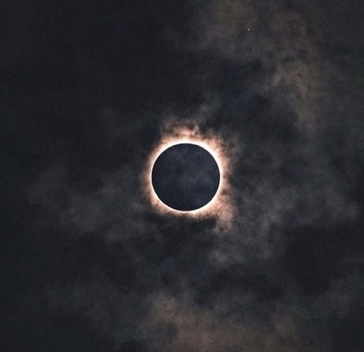 Archillect ID 370770