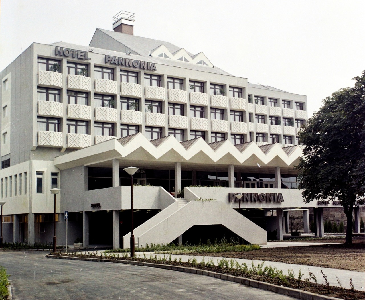 Archillect ID 370985