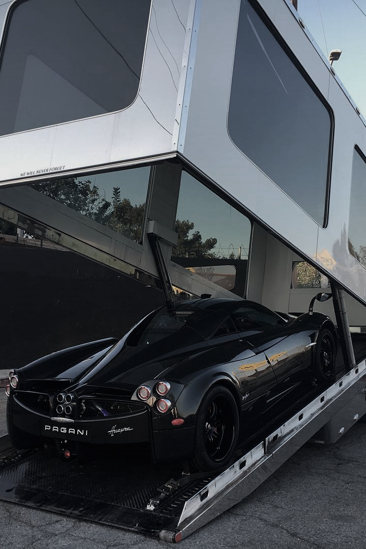 Archillect ID 371651