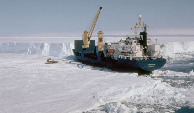 Archillect ID 371829