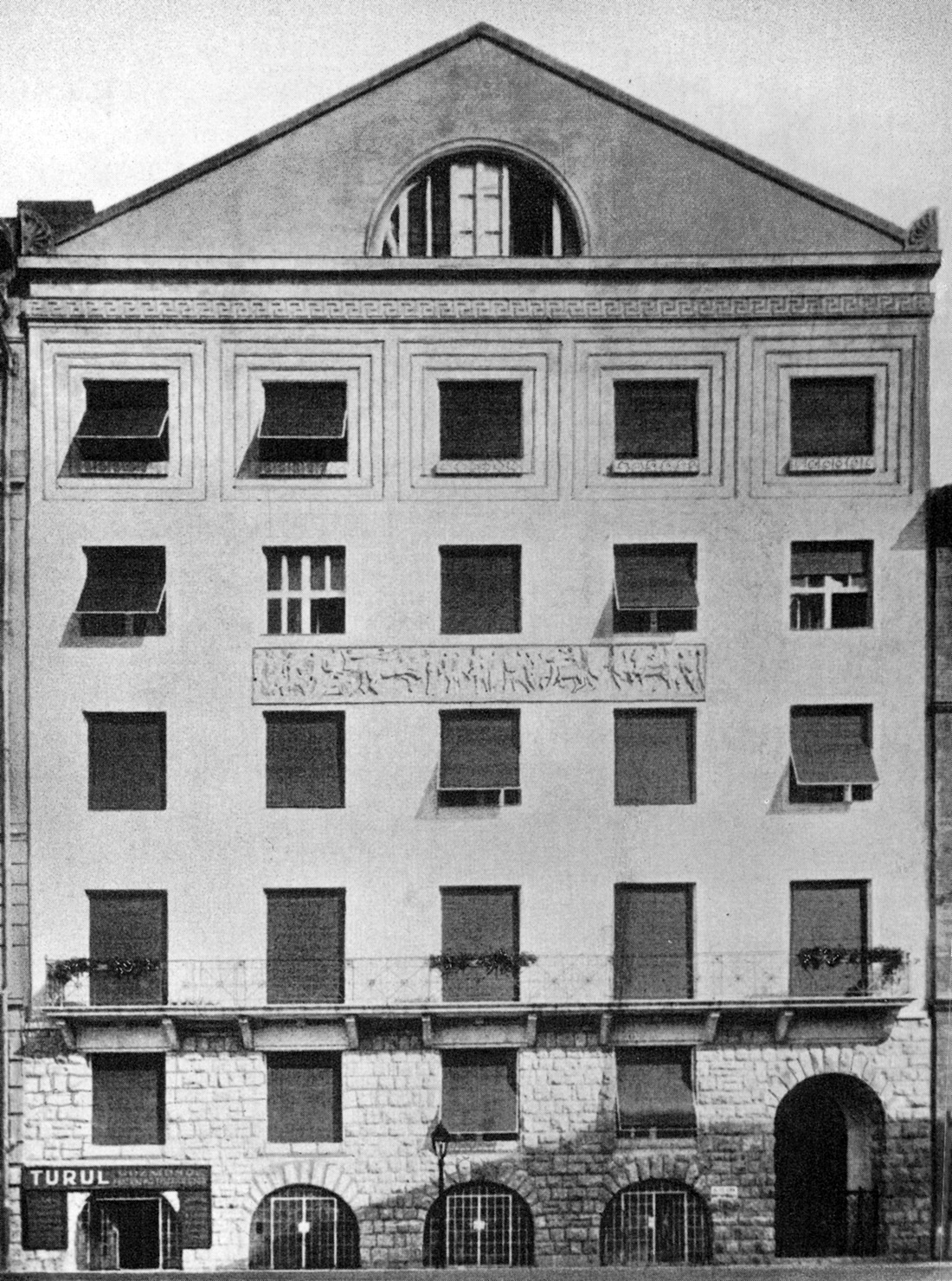 Archillect ID 384025