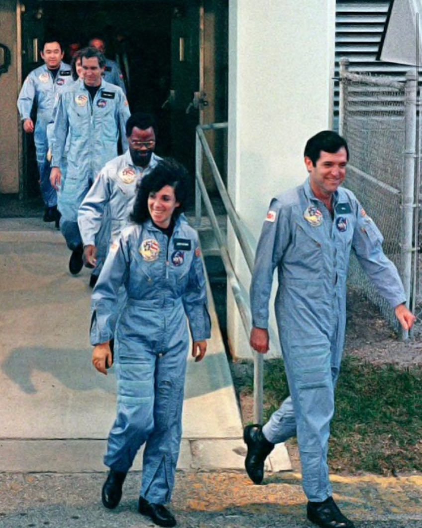 Archillect ID 384936