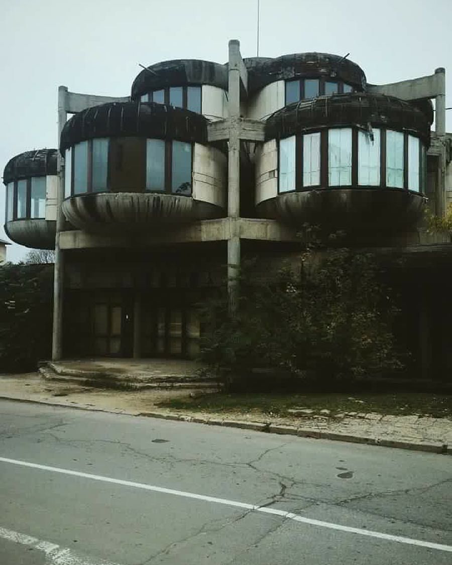 Archillect ID 385980