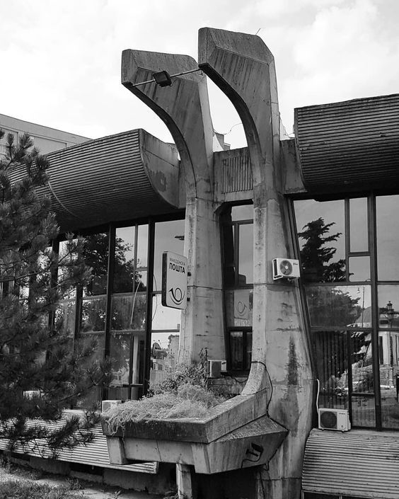 Archillect ID 395375