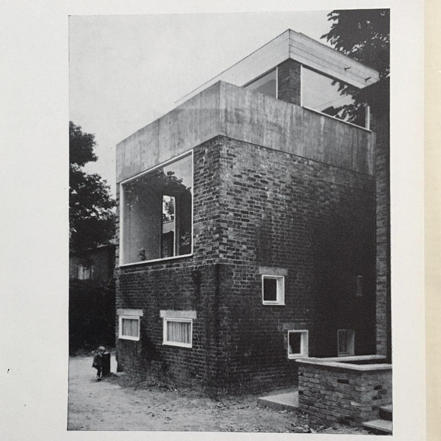 Archillect ID 395751