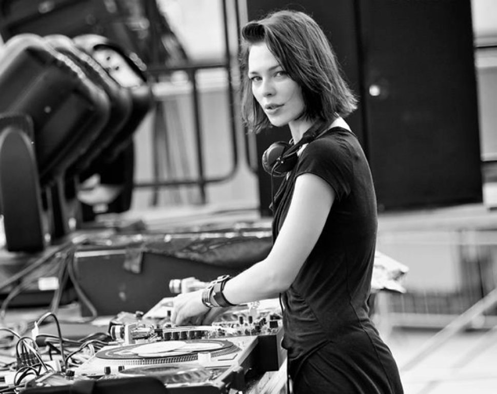 Archillect ID 407010