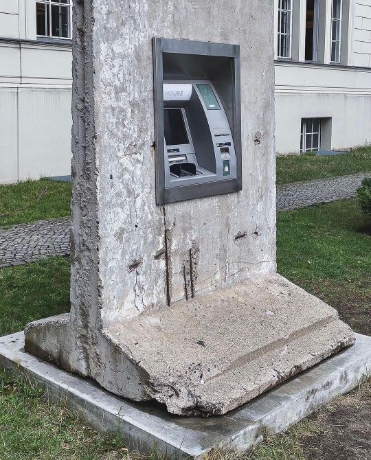 Archillect ID 407442